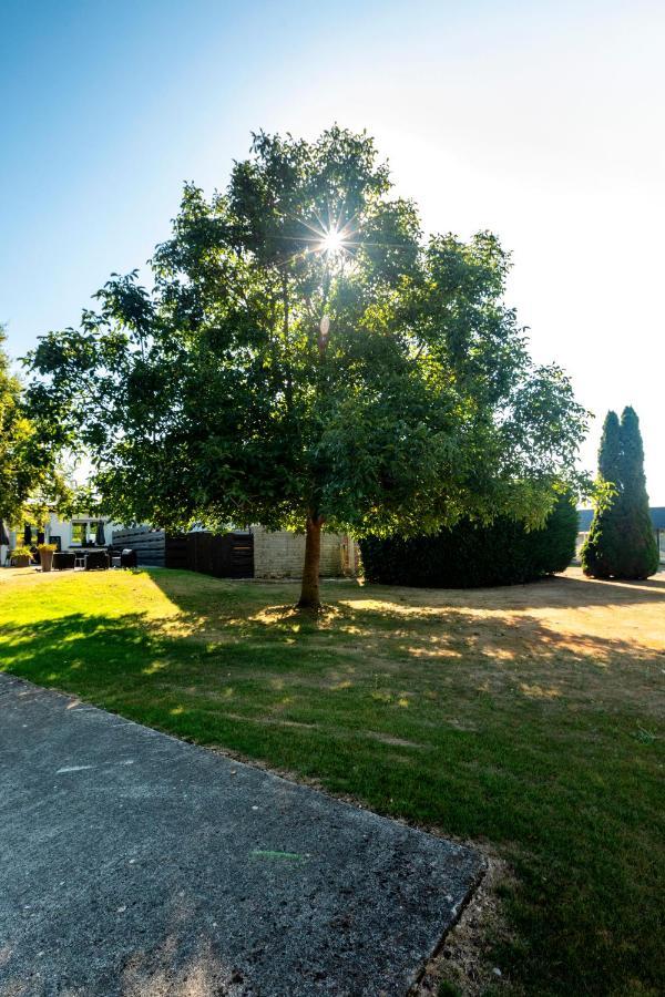 La Jalousie Hotel Saint-Aignan-de-Cramesnil Bagian luar foto